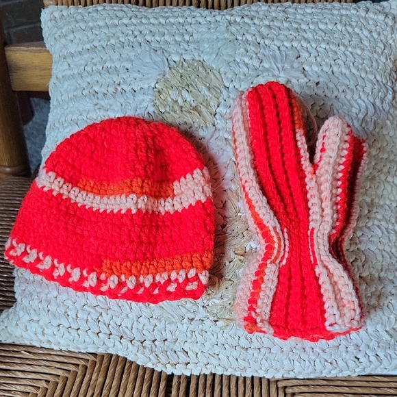 Handmade hat and mittens, size 3-4 years - Picture 1 of 4